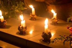 Muchas velas encendidas en Día de Todos los Santos Imágenes de archivo libres de regalías Muchas velas encendidas en Día de Todos los Santos Imágenes de archivo libres de regalías