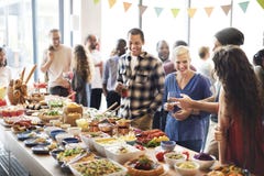 Muchedumbre bien escogida del brunch que cena las opciones de la comida que comen concepto foto de archivo libre de regalías Muchedumbre bien escogida del brunch que cena las opciones de la comida que comen concepto foto de archivo libre de regalías