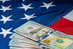 mucho dinero 100 dólares en el fondo de la bandera americana fotografía de archivo mucho dinero 100 dólares en el fondo de la bandera americana fotografía de archivo
