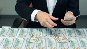 Muchos cientos dólar Hombre acertado con la porción de dinero almacen de metraje de vídeo Muchos cientos dólar Hombre acertado con la porción de dinero almacen de metraje de vídeo