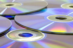 Muchos compact-disc brillantes medios en la tabla imagen de archivo libre de regalías Muchos compact-disc brillantes medios en la tabla imagen de archivo libre de regalías