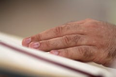 Muchos de un sacerdote durante masa foto de archivo Muchos de un sacerdote durante masa foto de archivo