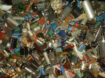 Muchos resistores de radio de los componentes, lámparas, bobinas, diodos, condensadores, transistores, bobinas, alambres fotografía de archivo libre de regalías Muchos resistores de radio de los componentes, lámparas, bobinas, diodos, condensadores, transistores, bobinas, alambres fotografía de archivo libre de regalías