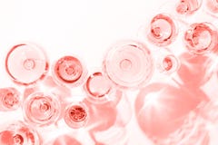 Muchos vidrios de vino rosado en la degustación de vinos Concepto de vino rosado y de variedad Tema coralino de vida - color del imagen de archivo Muchos vidrios de vino rosado en la degustación de vinos Concepto de vino rosado y de variedad Tema coralino de vida - color del imagen de archivo