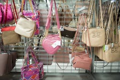 Muchos Zapatos Para Mujer En Un Estante En Una Fábrica De La Capa De Burlington Del Discount Hay Stillettos Foto de archivo editorial - Imagen de estante, capa: 136451033