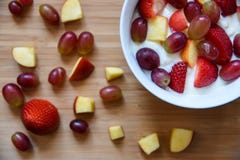 Muesli avec les fruits frais et le yaourt images libres de droits Muesli avec les fruits frais et le yaourt images libres de droits