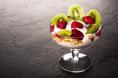 Muesli z kiwi i malinkami na czarnym kamieniu zdjęcia royalty free Muesli z kiwi i malinkami na czarnym kamieniu zdjęcia royalty free