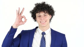 Muestra aceptable del hombre de negocios joven, fondo blanco almacen de metraje de vídeo Muestra aceptable del hombre de negocios joven, fondo blanco almacen de metraje de vídeo