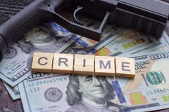 Muestra criminal en fondo de los dólares de los E.E.U.U. Concepto del mercado negro, de la matanza de contrato, de la mafia y del imagen de archivo libre de regalías Muestra criminal en fondo de los dólares de los E.E.U.U. Concepto del mercado negro, de la matanza de contrato, de la mafia y del imagen de archivo libre de regalías