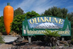 Muestra de camino de Ohakune con el montaje Ruapehu fotografía de archivo Muestra de camino de Ohakune con el montaje Ruapehu fotografía de archivo