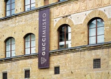 Muestra de Gucci Museo en la ventana Florencia de la tienda de la calle imagen de archivo libre de regalías Muestra de Gucci Museo en la ventana Florencia de la tienda de la calle imagen de archivo libre de regalías