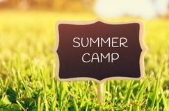Muestra de madera de la pizarra con cita: CAMPAMENTO DE VERANO Foto de archivo Muestra de madera de la pizarra con cita: CAMPAMENTO DE VERANO Foto de archivo