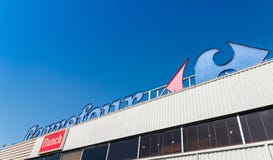 Muestra del cruce, una cadena de supermercados francesa gigante foto de archivo libre de regalías Muestra del cruce, una cadena de supermercados francesa gigante foto de archivo libre de regalías