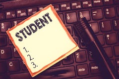 Muestra del texto que muestra al estudiante Persona conceptual de la foto que está estudiando el alumno de la escuela que recibe foto de archivo Muestra del texto que muestra al estudiante Persona conceptual de la foto que está estudiando el alumno de la escuela que recibe foto de archivo