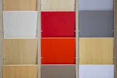 Muestras superiores de piso de madera de la diversa paleta de colores Escaparate multicolor del edificio de las tejas cuadradas d imagenes de archivo Muestras superiores de piso de madera de la diversa paleta de colores Escaparate multicolor del edificio de las tejas cuadradas d imagenes de archivo