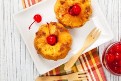 Muffin capovolti dell'ananas Immagine Stock Muffin capovolti dell'ananas Immagine Stock
