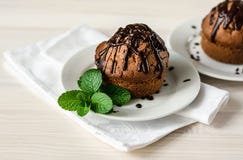 Muffin e menta su fondo di legno fotografia stock Muffin e menta su fondo di legno fotografia stock