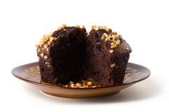 Muffin σοκολάτας σε ένα καφετί πιάτο, που απομονώνεται στο άσπρο υπόβαθρο στοκ εικόνα με δικαίωμα ελεύθερης χρήσης Muffin σοκολάτας σε ένα καφετί πιάτο, που απομονώνεται στο άσπρο υπόβαθρο στοκ εικόνα με δικαίωμα ελεύθερης χρήσης