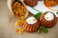 Muffins mit Sahne Käse und Rosinen Stockfoto Muffins mit Sahne Käse und Rosinen Stockfoto