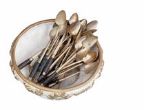 Muitas colheres de bronze do chá em uma bacia cerâmica branca com dourado listrada fotografia de stock royalty free Muitas colheres de bronze do chá em uma bacia cerâmica branca com dourado listrada fotografia de stock royalty free