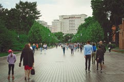 Muitos povos andam ao longo da rua perto do quadrado do Kremlin em Moscou imagens de stock Muitos povos andam ao longo da rua perto do quadrado do Kremlin em Moscou imagens de stock