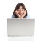 Mujer aburrida que mira un ordenador portátil fotografía de archivo libre de regalías Mujer aburrida que mira un ordenador portátil fotografía de archivo libre de regalías