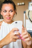 Mujer adulta hermosa con smartphone imágenes de archivo libres de regalías Mujer adulta hermosa con smartphone imágenes de archivo libres de regalías