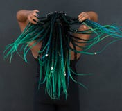 Mujer afroamericana con Teal Green Blue Braids hermoso foto de archivo Mujer afroamericana con Teal Green Blue Braids hermoso foto de archivo
