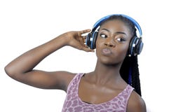 Mujer afroamericana joven que escucha la música imagen de archivo libre de regalías Mujer afroamericana joven que escucha la música imagen de archivo libre de regalías