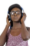 Mujer afroamericana joven que escucha la música foto de archivo libre de regalías Mujer afroamericana joven que escucha la música foto de archivo libre de regalías