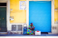 Mujer afroamericana sin hogar en la calle, Pisa, Toscana, Italia fotos de archivo libres de regalías Mujer afroamericana sin hogar en la calle, Pisa, Toscana, Italia fotos de archivo libres de regalías
