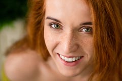 Mujer alegre del pelirrojo con las pecas que se ríe de la cámara foto de archivo Mujer alegre del pelirrojo con las pecas que se ríe de la cámara foto de archivo