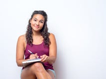 Mujer americana joven con las características hermosas fotografía de archivo libre de regalías Mujer americana joven con las características hermosas fotografía de archivo libre de regalías
