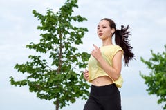Mujer asiática corriente en la costa El activar de la mañana Los trenes del atleta fotos de archivo libres de regalías Mujer asiática corriente en la costa El activar de la mañana Los trenes del atleta fotos de archivo libres de regalías
