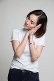 Mujer asiática joven hermosa con gesto el dormir foto de archivo libre de regalías Mujer asiática joven hermosa con gesto el dormir foto de archivo libre de regalías