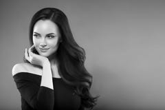 Mujer asombrosa del peinado Modelo moreno hermoso G de la belleza de las mujeres fotografía de archivo libre de regalías Mujer asombrosa del peinado Modelo moreno hermoso G de la belleza de las mujeres fotografía de archivo libre de regalías