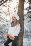 Mujer atractiva con el casquillo y la chaqueta blancos de la piel que disfruta del invierno Vista lateral de la presentación rubi imágenes de archivo libres de regalías Mujer atractiva con el casquillo y la chaqueta blancos de la piel que disfruta del invierno Vista lateral de la presentación rubi imágenes de archivo libres de regalías