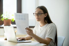 Mujer atractiva del diseñador con la paleta de la muestra del color del pantone foto de archivo libre de regalías Mujer atractiva del diseñador con la paleta de la muestra del color del pantone foto de archivo libre de regalías