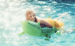 Mujer atractiva en el mar con el colch?n inflable Cuero y muchacha del cocodrilo de la moda en agua Rel?jese en piscina de lujo imagenes de archivo Mujer atractiva en el mar con el colch?n inflable Cuero y muchacha del cocodrilo de la moda en agua Rel?jese en piscina de lujo imagenes de archivo