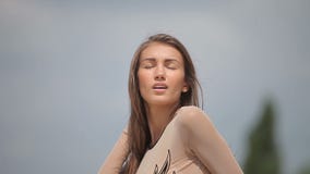 Mujer atractiva joven en un vestido furtivo atractivo transparente, almacen de video Mujer atractiva joven en un vestido furtivo atractivo transparente, almacen de video