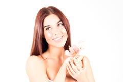 Mujer bastante agradable con la flor rosada en manos Mujer de la belleza con la piel limpia y fresca Mujer sonriente con los dien Fotos de archivo libres de regalías Mujer bastante agradable con la flor rosada en manos Mujer de la belleza con la piel limpia y fresca Mujer sonriente con los dien Fotos de archivo libres de regalías