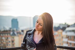 Mujer bastante atractiva en la chaqueta de cuero, muchacha de los jóvenes del inconformista de la forma de vida Fotos de archivo Mujer bastante atractiva en la chaqueta de cuero, muchacha de los jóvenes del inconformista de la forma de vida Fotos de archivo