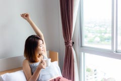 Mujer bastante joven del retrato La muchacha hermosa atractiva está despertando imagenes de archivo Mujer bastante joven del retrato La muchacha hermosa atractiva está despertando imagenes de archivo