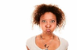 Mujer bonita del afroamericano que hace la cara tonta imagen de archivo Mujer bonita del afroamericano que hace la cara tonta imagen de archivo