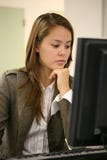 Mujer bonita en el ordenador Mujer bonita en el ordenador
