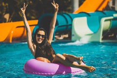 Mujer bonita feliz en el anillo de la nadada en la piscina fotos de archivo Mujer bonita feliz en el anillo de la nadada en la piscina fotos de archivo