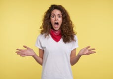 Mujer bonita feliz y chocada, sobre fondo amarillo imágenes de archivo libres de regalías Mujer bonita feliz y chocada, sobre fondo amarillo imágenes de archivo libres de regalías