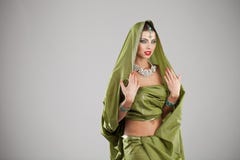 Mujer bonita joven en vestido verde indio imagen de archivo Mujer bonita joven en vestido verde indio imagen de archivo