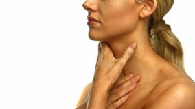 Mujer bonita que aplica la crema en cuello almacen de metraje de vídeo Mujer bonita que aplica la crema en cuello almacen de metraje de vídeo