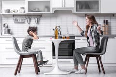Mujer borracha que grita en su hijo foto de archivo libre de regalías Mujer borracha que grita en su hijo foto de archivo libre de regalías